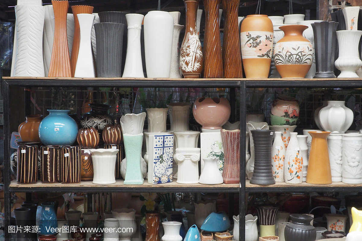 陶器制品在商店。