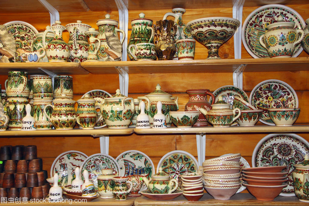 在商店货架上的陶器。陶瓷制品。陶瓷产品销售