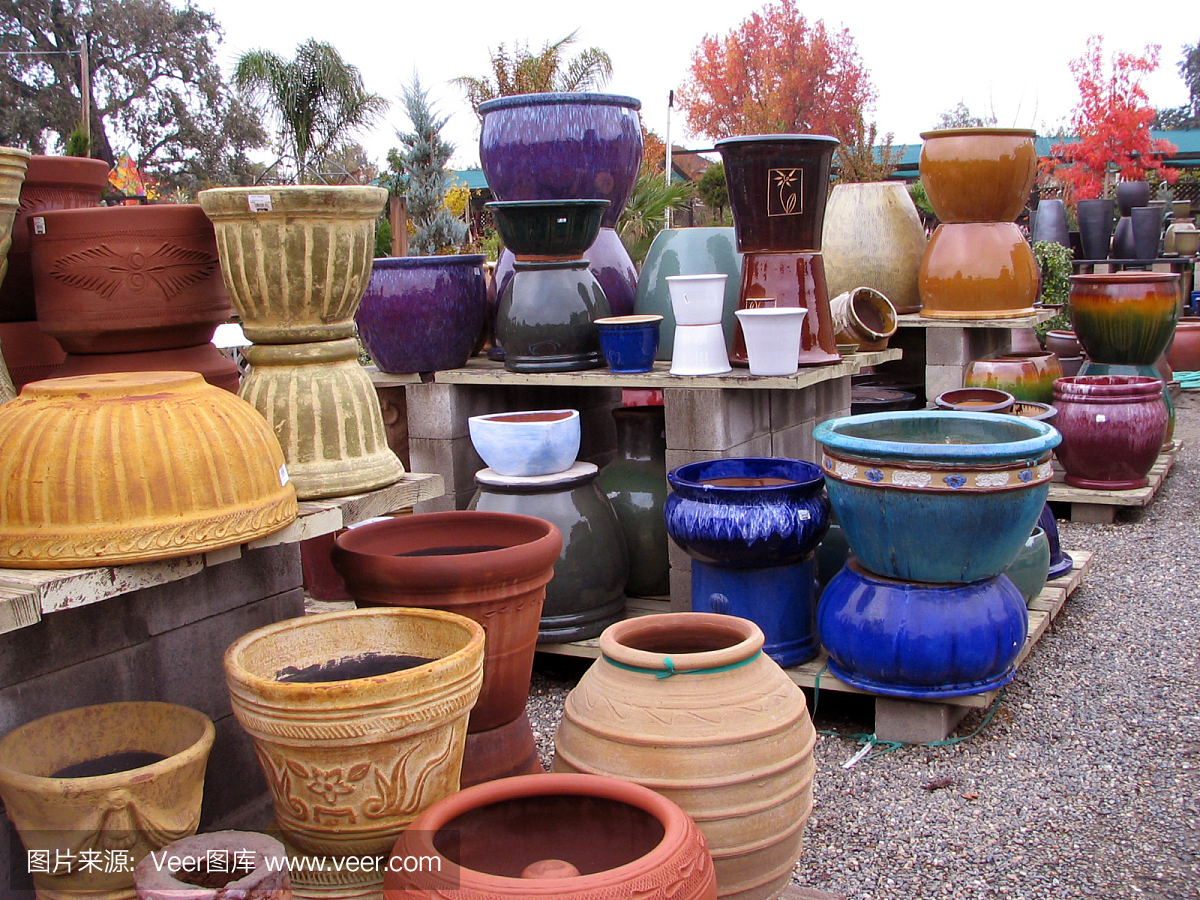 各式各样的陶瓷盆