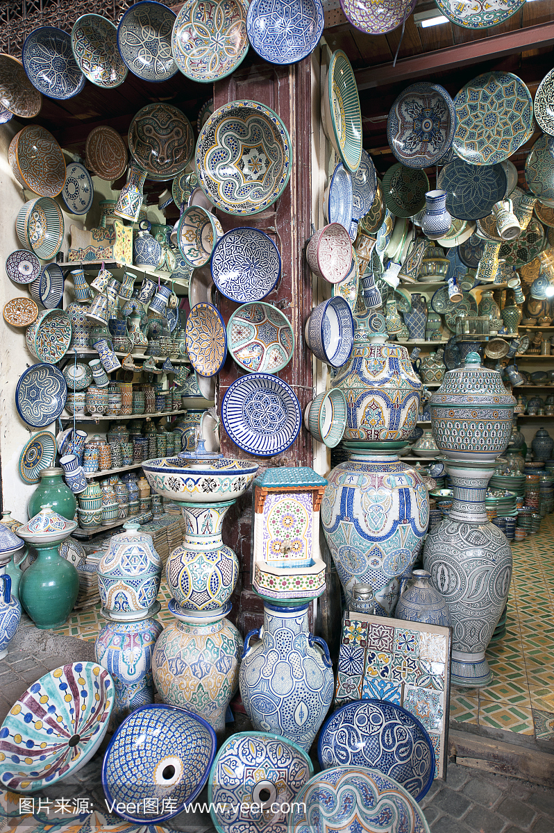 摩洛哥马拉喀什露天市场上的陶瓷制品