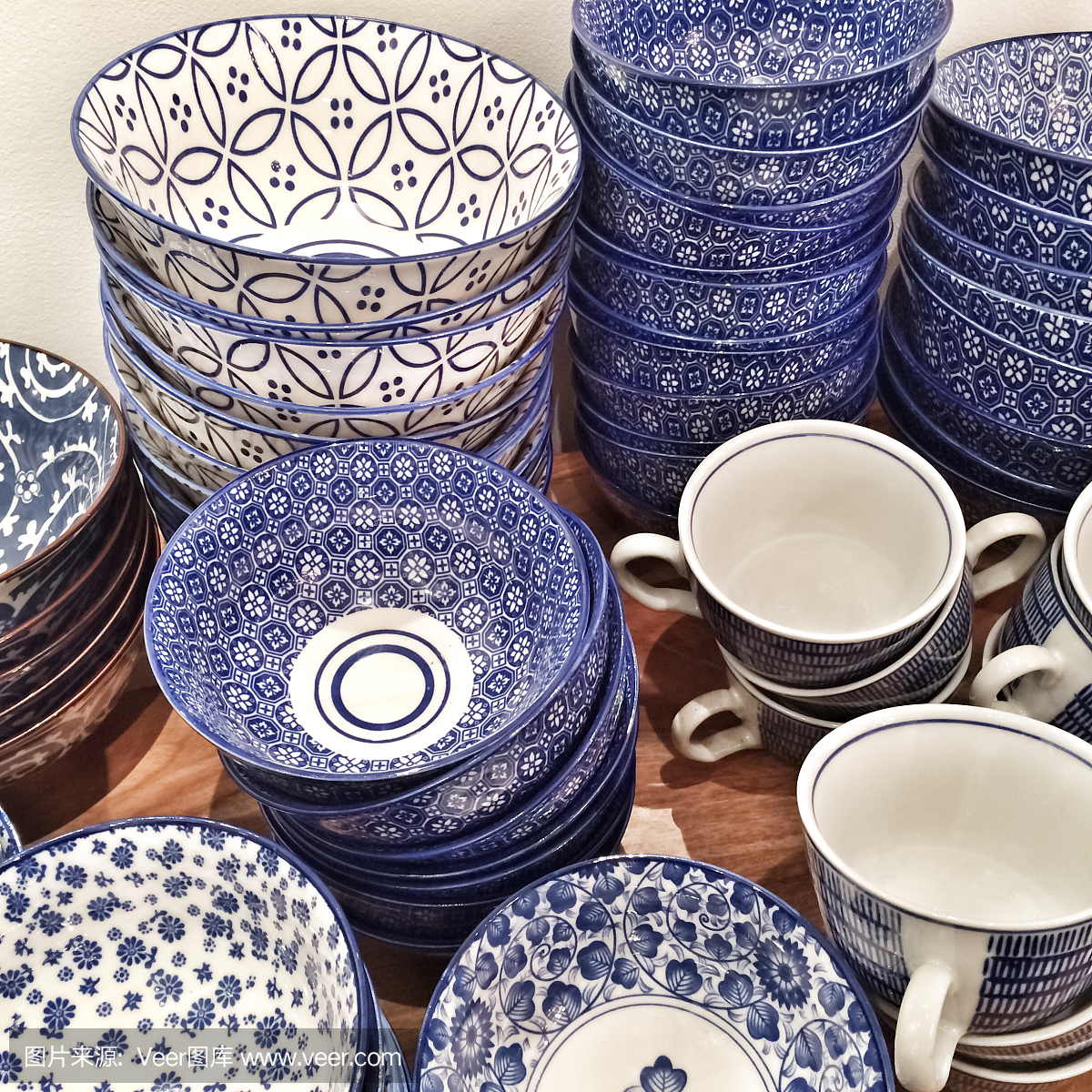蓝色的陶瓷盘子和杯子