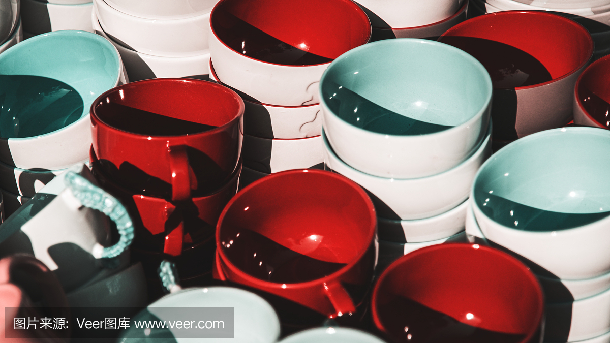 五颜六色的陶瓷碗